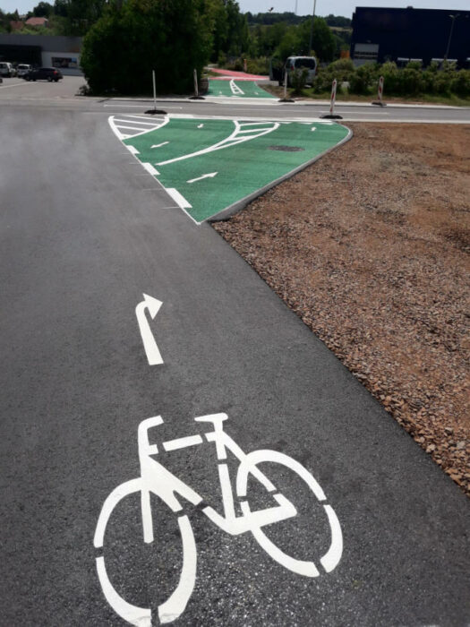 Fahrradweg mit deutlicher Markierung